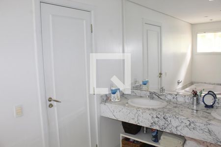 Casa de condomínio para alugar com 1279m², 5 quartos e 4 vagasBanheiro da Suíte Master