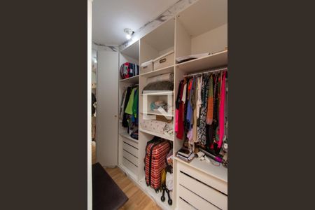 Apartamento à venda com 120m², 3 quartos e 2 vagas Apartamento à venda com 120m², 3 quartos e 2 vagasCloset da Suíte 2