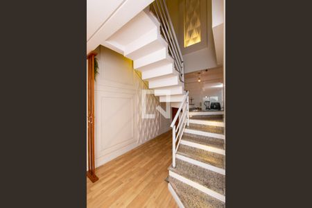 Apartamento à venda com 120m², 3 quartos e 2 vagas Apartamento à venda com 120m², 3 quartos e 2 vagasEscada