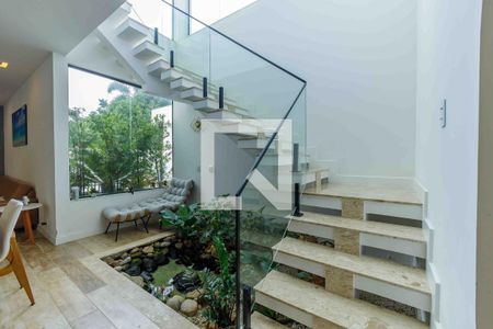 Casa de condomínio à venda com 350m², 4 quartos e 4 vagasSala