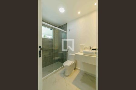 Casa de condomínio à venda com 350m², 4 quartos e 4 vagasBanheiro da Sala de Cinema