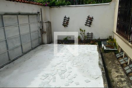 Casa à venda com 241m², 4 quartos e 2 vagas Casa à venda com 241m², 4 quartos e 2 vagasQuintal