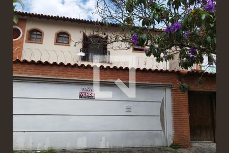 Casa à venda com 241m², 4 quartos e 2 vagas Casa à venda com 241m², 4 quartos e 2 vagasFachada