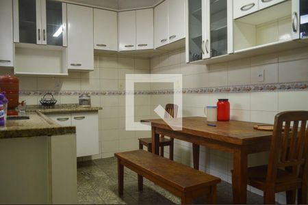 Casa à venda com 241m², 4 quartos e 2 vagas Casa à venda com 241m², 4 quartos e 2 vagasCozinha