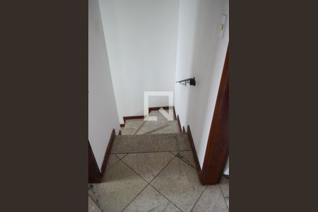 Casa à venda com 241m², 4 quartos e 2 vagas Casa à venda com 241m², 4 quartos e 2 vagasEscada