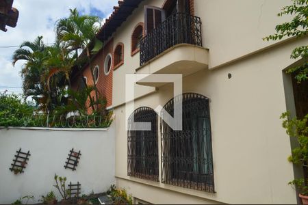 Casa à venda com 241m², 4 quartos e 2 vagas Casa à venda com 241m², 4 quartos e 2 vagasQuintal