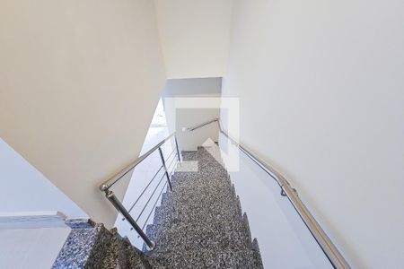 Casa de condomínio para alugar com 102m², 2 quartos e 2 vagas Casa de condomínio para alugar com 102m², 2 quartos e 2 vagasEscadas