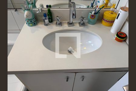 Casa de condomínio à venda com 196m², 2 quartos e 1 vagaSuíte - Banheiro