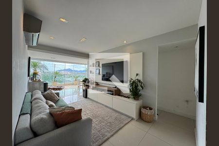 Sala de casa de condomínio para alugar com 2 quartos, 196m² em Recreio dos Bandeirantes, Rio de Janeiro