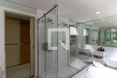 Apartamento à venda com 307m², 4 quartos e 5 vagasBanheiro da Suíte 1