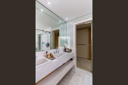 Apartamento à venda com 307m², 4 quartos e 5 vagasBanheiro da Suíte 1