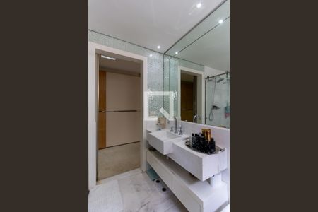 Apartamento à venda com 307m², 4 quartos e 5 vagasBanheiro da Suíte 1