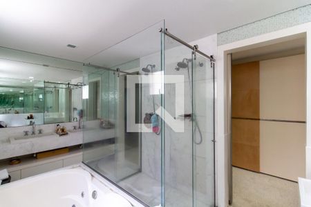 Apartamento à venda com 307m², 4 quartos e 5 vagasBanheiro da Suíte 1