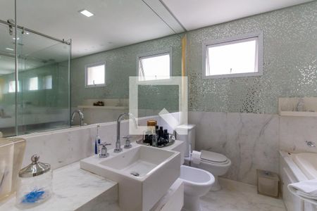 Apartamento à venda com 307m², 4 quartos e 5 vagasBanheiro da Suíte 1