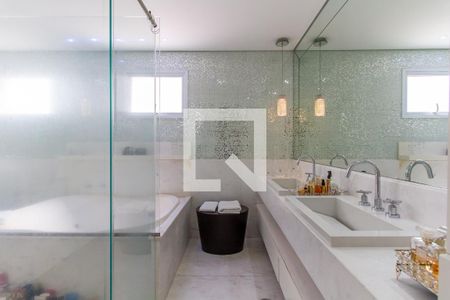 Apartamento à venda com 307m², 4 quartos e 5 vagasBanheiro da Suíte 1