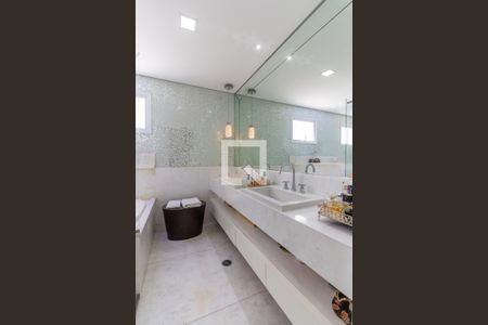 Apartamento à venda com 307m², 4 quartos e 5 vagasBanheiro da Suíte 1