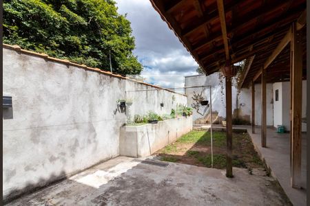 Casa à venda com 383m², 4 quartos e 2 vagasQuintal