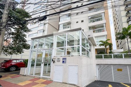 Apartamento à venda com 107m², 2 quartos e 3 vagasFachada + plaquinha