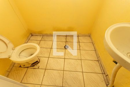 Casa à venda com 107m², 2 quartos e 3 vagasBanheiro da edícula 