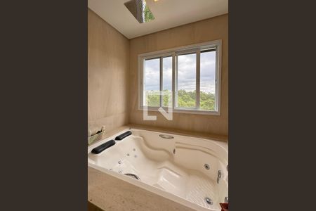 Casa de condomínio à venda com 510m², 4 quartos e 5 vagasBanheiro da Suíte 1