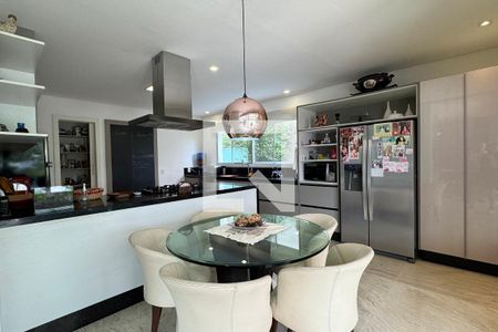 Casa de condomínio à venda com 510m², 4 quartos e 5 vagasCopa