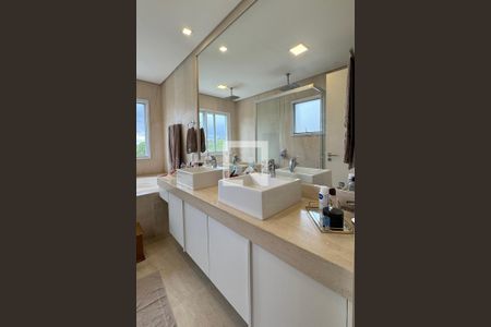 Casa de condomínio à venda com 510m², 4 quartos e 5 vagasBanheiro da Suíte 1