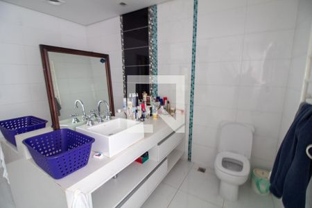 Casa à venda com 540m², 4 quartos e 4 vagasBanheiro da Suíte 1 Senhor e Senhora