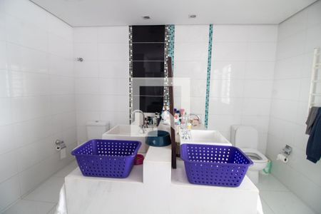 Casa à venda com 540m², 4 quartos e 4 vagasBanheiro da Suíte 1 Senhor e Senhora