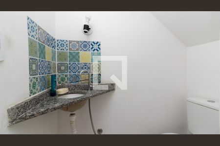 Lavabo de casa de condomínio para alugar com 2 quartos, 60m² em Vila Pierina, São Paulo