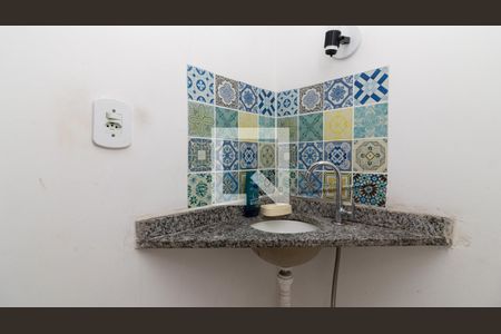 Lavabo de casa de condomínio para alugar com 2 quartos, 60m² em Vila Pierina, São Paulo