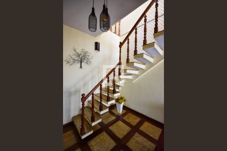 Apartamento à venda com 200m², 3 quartos e 2 vagas Apartamento à venda com 200m², 3 quartos e 2 vagasEscada de Acesso ao Segundo Andar