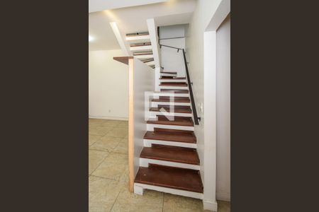 Casa 1 - Sala - Acesso ao 2º andar de casa à venda com 4 quartos, 178m² em Olaria, Rio de Janeiro