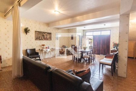 Casa à venda com 220m², 3 quartos e 3 vagasQuarto de serviço