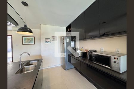 Casa à venda com 860m², 4 quartos e 7 vagas Casa à venda com 860m², 4 quartos e 7 vagasCozinha