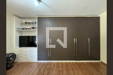 Casa à venda com 860m², 4 quartos e 7 vagas Casa à venda com 860m², 4 quartos e 7 vagasQuarto 3