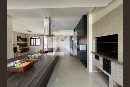 Casa à venda com 860m², 4 quartos e 7 vagas Casa à venda com 860m², 4 quartos e 7 vagasCozinha