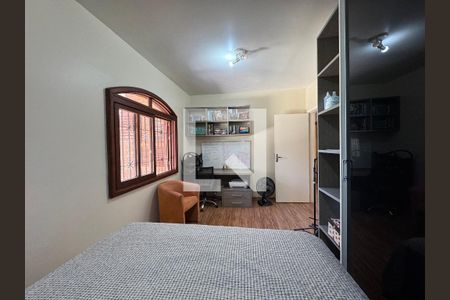 Casa à venda com 860m², 4 quartos e 7 vagas Casa à venda com 860m², 4 quartos e 7 vagasQuarto 2