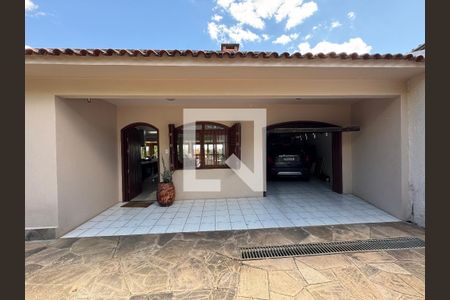 Casa à venda com 860m², 4 quartos e 7 vagas Casa à venda com 860m², 4 quartos e 7 vagasÁrea comum