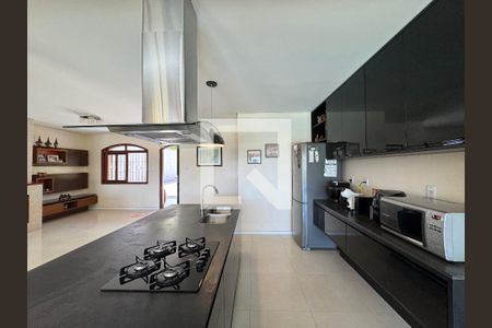 Casa à venda com 860m², 4 quartos e 7 vagas Casa à venda com 860m², 4 quartos e 7 vagasCozinha