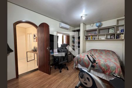 Casa à venda com 860m², 4 quartos e 7 vagas Casa à venda com 860m², 4 quartos e 7 vagasQuarto 4