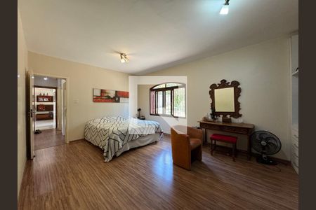 Casa à venda com 860m², 4 quartos e 7 vagas Casa à venda com 860m², 4 quartos e 7 vagasQuarto 3