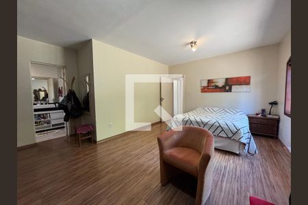 Casa à venda com 860m², 4 quartos e 7 vagas Casa à venda com 860m², 4 quartos e 7 vagasQuarto 3