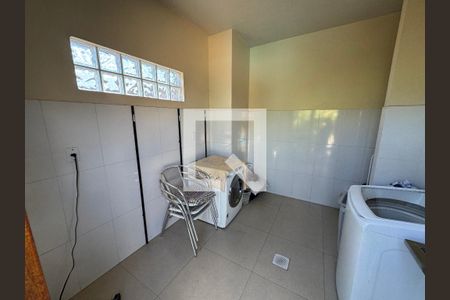 Casa à venda com 860m², 4 quartos e 7 vagas Casa à venda com 860m², 4 quartos e 7 vagasDetalhe da área de serviço