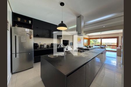 Casa à venda com 860m², 4 quartos e 7 vagas Casa à venda com 860m², 4 quartos e 7 vagasCozinha