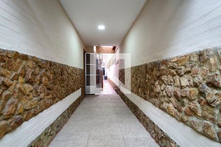 Casa para alugar com 150m², 2 quartos e 2 vagas Casa para alugar com 150m², 2 quartos e 2 vagasCorredor lateral