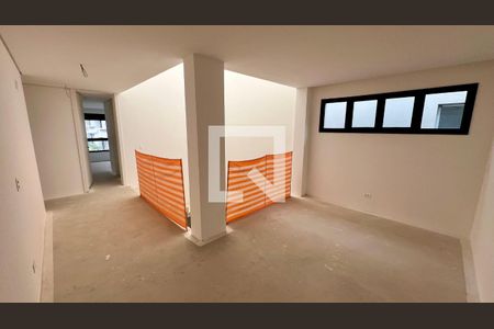 Casa à venda com 845m², 4 quartos e 6 vagasEscada acesso aos quartos