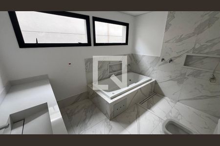 Casa à venda com 845m², 4 quartos e 6 vagasBanheiro quarto 3