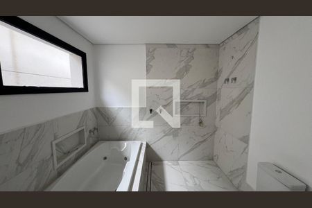 Casa à venda com 845m², 4 quartos e 6 vagasBanheiro quarto 3