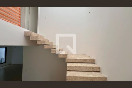 Casa à venda com 845m², 4 quartos e 6 vagasEscada acesso aos quartos