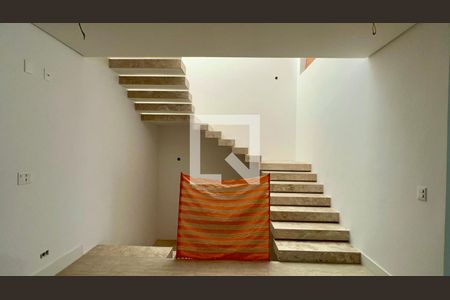 Casa à venda com 845m², 4 quartos e 6 vagasEscada acesso aos quartos